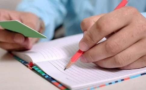 愛養(yǎng)花的鄰居作文